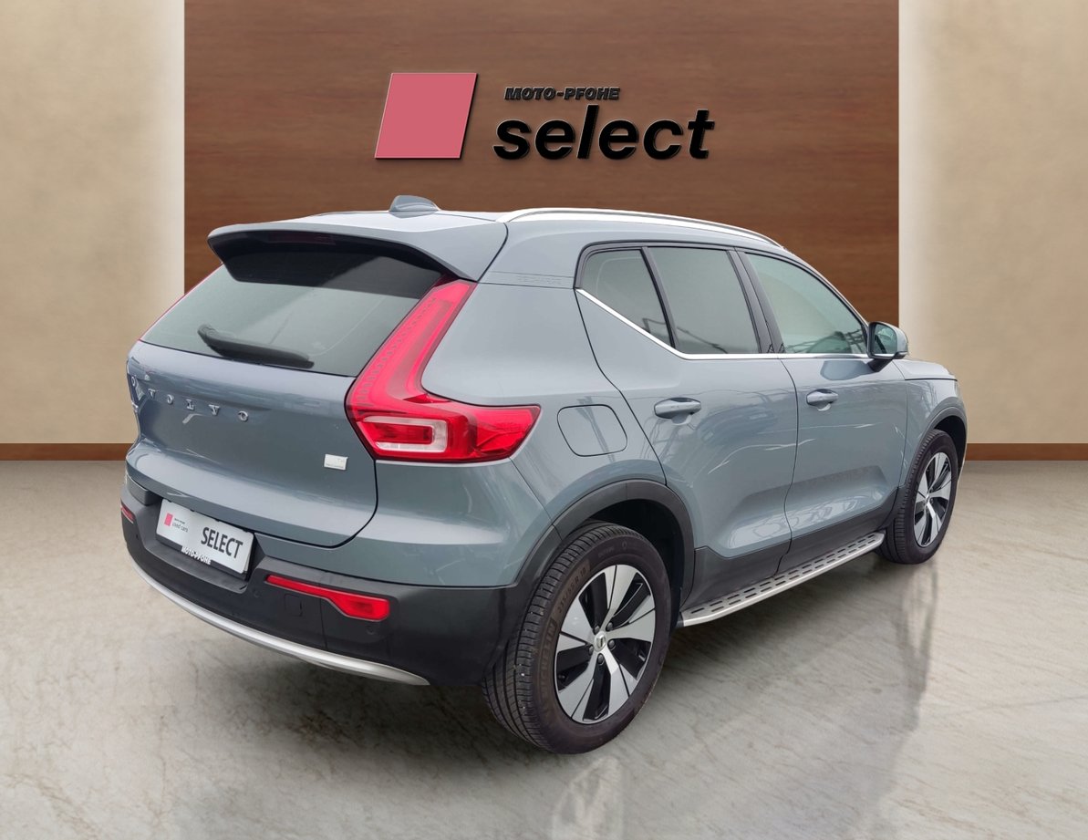 Volvo XC40 otzad v dqsno.jpg